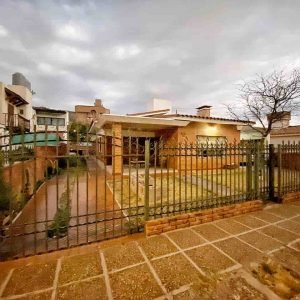 VENTA EXCLUSIVA EN VILLA CARLOS PAZ: RESIDENCIA EN BARRIO VILLA DOMÍNGUEZ