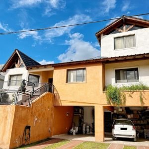 EXCLUSIVA VENTA: MODERNA CASA EN BARRIO "DORADO 2"