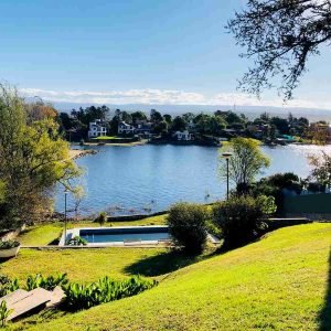 EXCLUSIVA RESIDENCIA CON ACCESO DIRECTO AL LAGO - VILLA CARLOS PAZ: COSTA AZUL NORTE