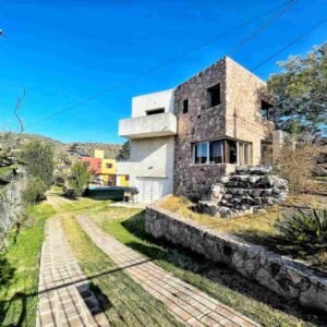 Venta de Casa Emblemática con Departamentos Adicionales en Barrio Miguel Muñoz